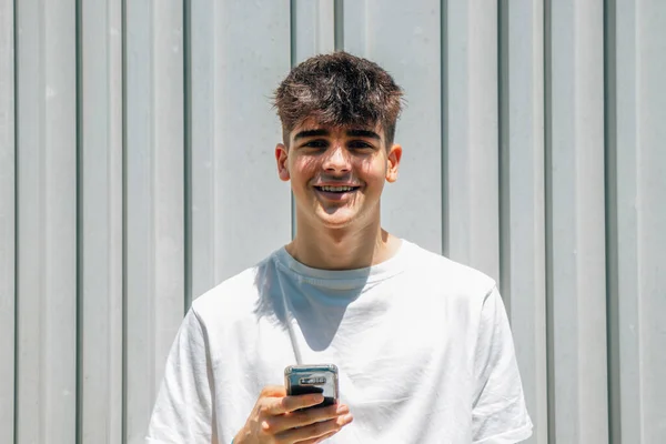 Retrato Adolescente Aire Libre Con Teléfono Móvil — Foto de Stock