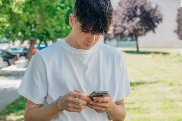 Tonårspojke Tittar Mobiltelefon Gatan — Stockfoto