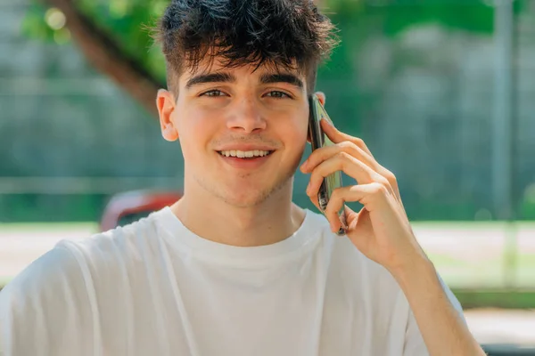 Retrato Adolescente Sonriente Con Teléfono Móvil Aire Libre — Foto de Stock