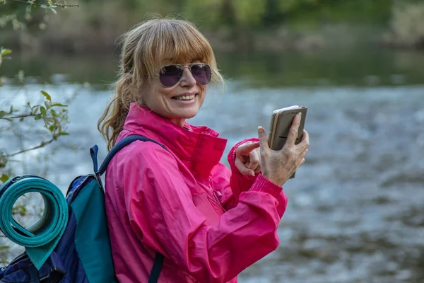 Donna Con Zaino Praticare Escursioni Con Telefono Cellulare — Foto Stock
