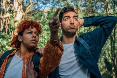 Yolculukta olan genç bir çift ya da ufka bakan bir gezi