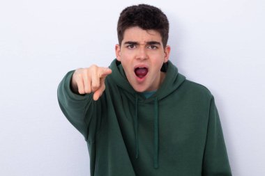 Parmakla işaret ederek bağıran yalnız bir genç.