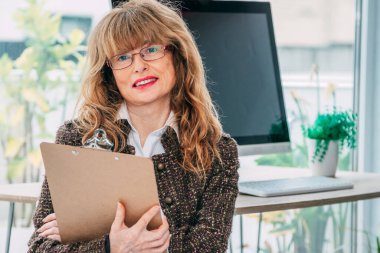 Ofisinde bilgisayarı olan bir iş kadını