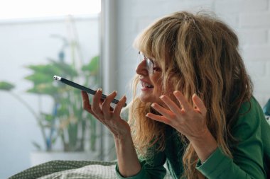 Kadın evde sesli mesaj gönderiyor