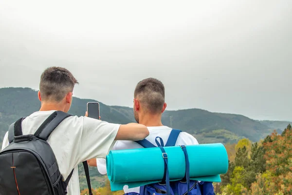 Jovens Excursão Viagem Tirando Fotos Com Celular — Fotografia de Stock