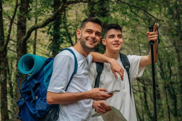 Młodzi Przyjaciele Piesze Lub Trekking Telefonu Komórkowego — Zdjęcie stockowe