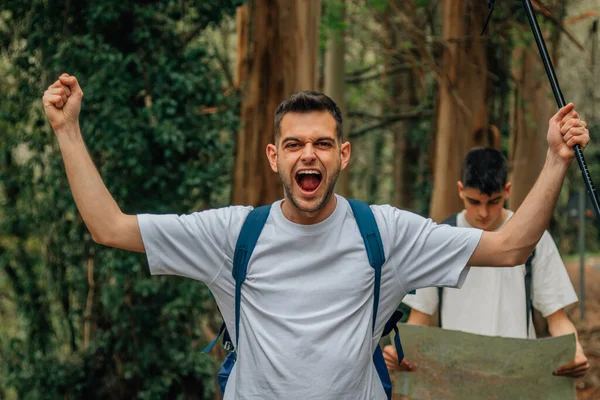 Homem Eurofórico Viajando Caminhadas Gritando — Fotografia de Stock