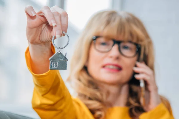 Frau Kauft Haus Mit Handy Und Schlüsselanhänger — Stockfoto
