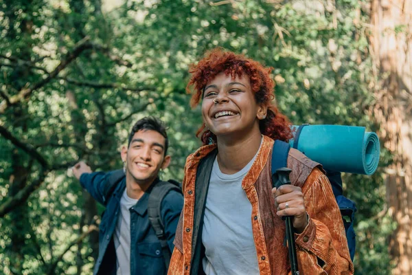 Jovem Casal Multiétnico Com Mochilas Caminhadas Trekking — Fotografia de Stock