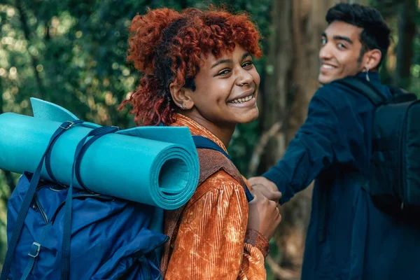 Młoda Para Podróżująca Plecakami Uśmiechnięta Entuzjazmem Gratuluje — Zdjęcie stockowe
