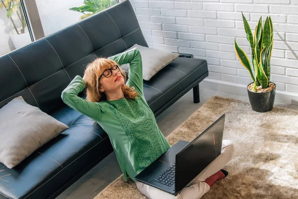 Mujer Relajada Con Computadora Suelo Casa — Foto de Stock