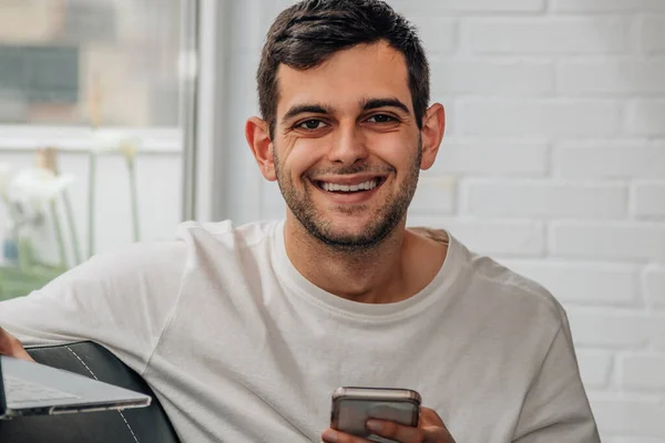 Hombre Joven Usando Teléfono Móvil Casa — Foto de Stock