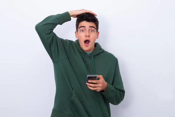 Підліток Чоловік Мобільним Телефоном Здивований Ізольований Білому Тлі — стокове фото