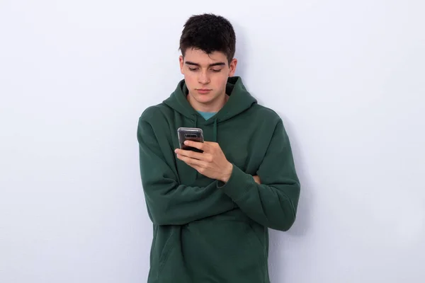 Adolescente Isolado Com Telefone Celular — Fotografia de Stock