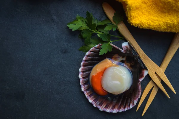 Vista Superior Vieiras Naturais Com Salsa Garfo Madeira — Fotografia de Stock