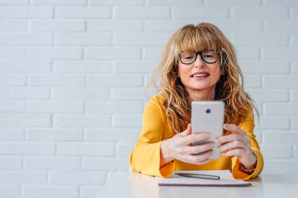 Mujer Adulta Oficina Con Teléfono Móvil — Foto de Stock