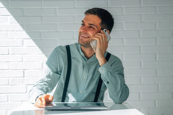 Hombre Negocios Con Computadora Teléfono Móvil Oficina Hablando Por Teléfono — Foto de Stock