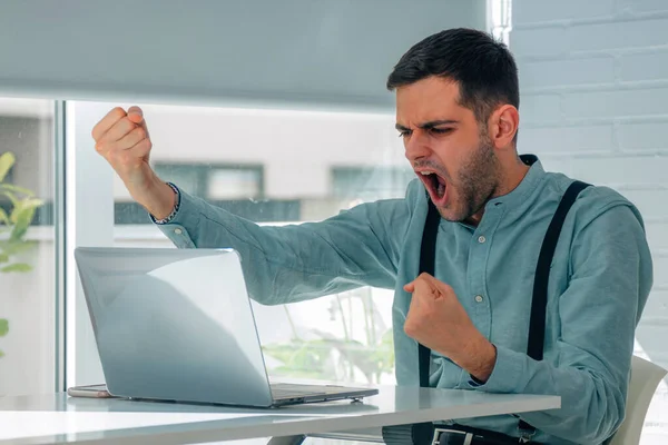 Euforische Zakenman Zoek Naar Computer Het Kantoor — Stockfoto