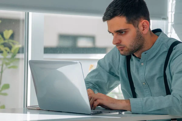 Hombre Negocios Que Trabaja Con Computadora Oficina —  Fotos de Stock