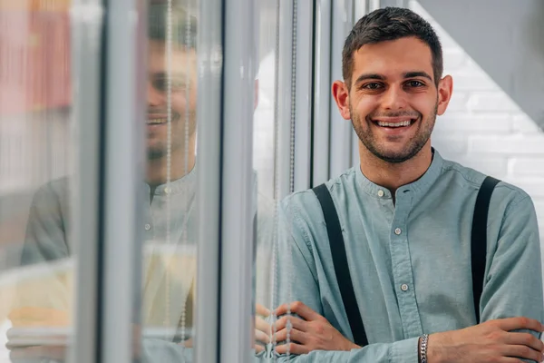 Ritratto Uomo Affari Alla Finestra Dell Ufficio — Foto Stock