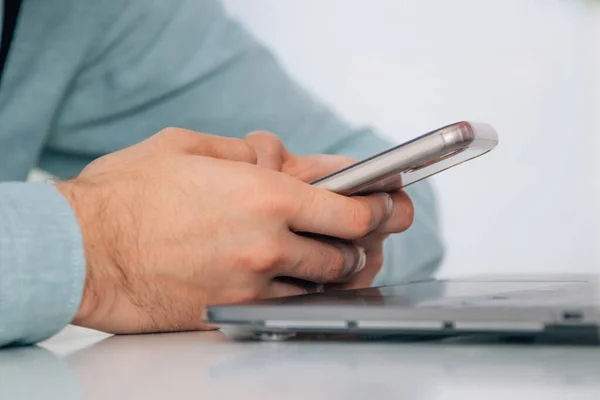 Nahaufnahme Der Hände Mit Handy Und Computer — Stockfoto