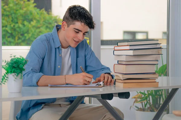 Tiener Studeren Aan Balie Met Boeken — Stockfoto