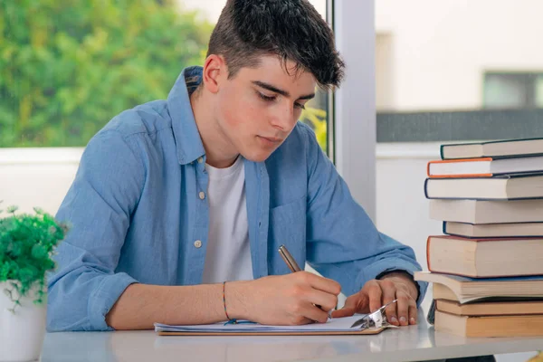 Nastolatek Studiuje Przy Biurku Książkami — Zdjęcie stockowe