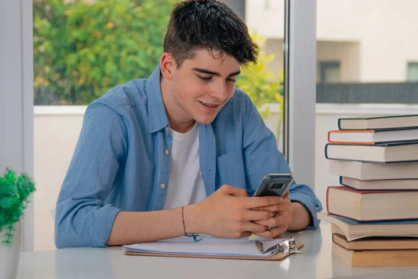 Student Aan Balie Vermakelijk Met Mobiele Telefoon — Stockfoto