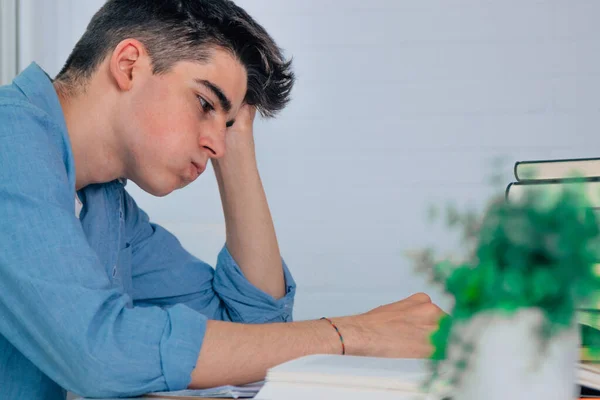 Beklemtoonde Tiener Student Studeren — Stockfoto