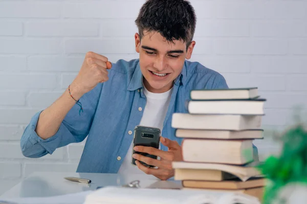 Estudante Mesa Com Telefone Celular Expressão Sucesso — Fotografia de Stock