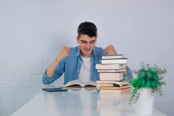 Estudiante Escritorio Con Libro Expresión Éxito Triunfo —  Fotos de Stock