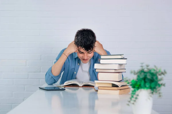 Student Studeren Aan Balie Met Gestapelde Boeken — Stockfoto