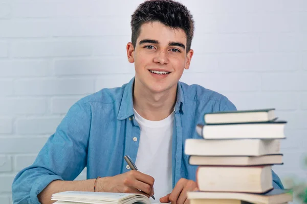 Estudiante Adolescente Escritorio Con Libros Apilados — Foto de Stock