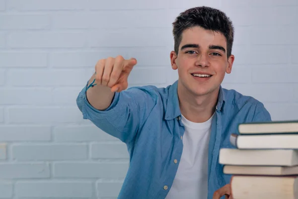 Étudiant Avec Des Livres Sur Bureau — Photo