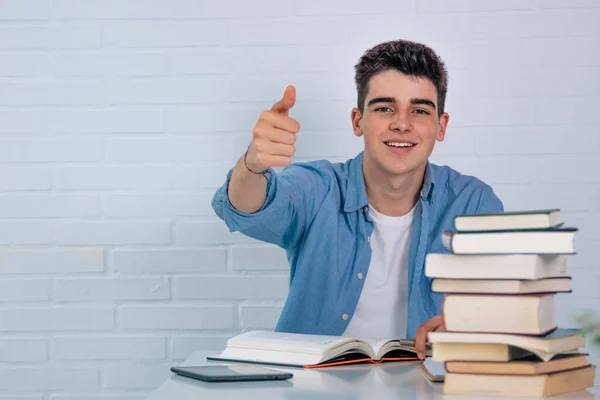 Estudiante Con Libros Escritorio —  Fotos de Stock