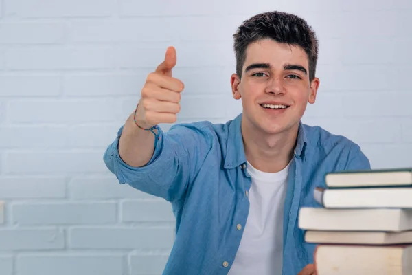 Student Met Boeken Het Bureau — Stockfoto