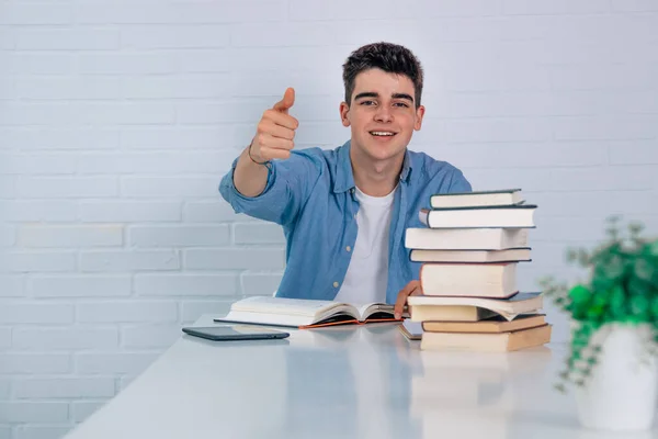 Leende Student Med Läroböcker Och Positiv Okej Tecken Med Utrymme — Stockfoto