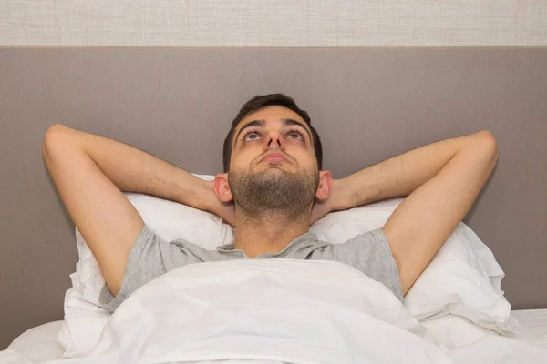 Uomo Letto Con Insonnia — Foto Stock