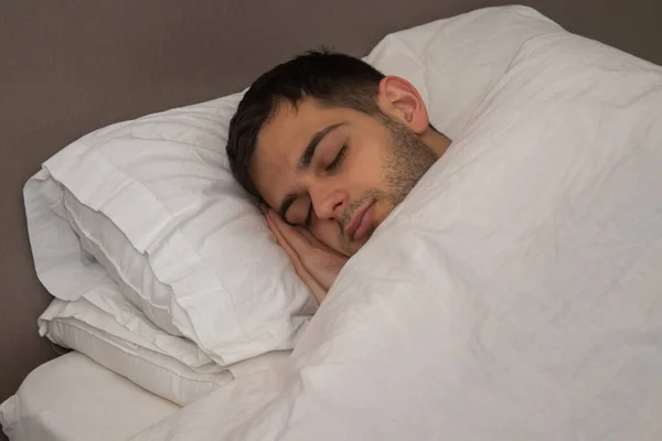 Porträtt Ung Man Sover Sängen — Stockfoto