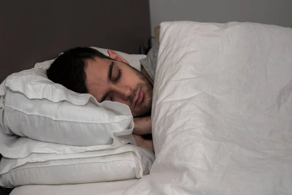 Porträtt Ung Man Sover Sängen — Stockfoto