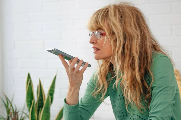 Vrouw Thuis Het Verzenden Van Voice Message — Stockfoto