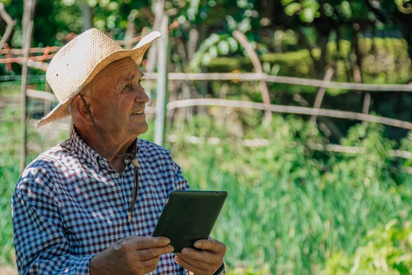 새로운 기술을 사용하여 농사를 농부들 — 스톡 사진