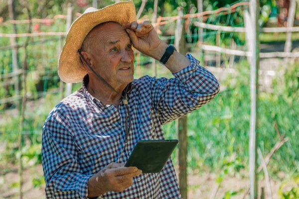 Agricultor Terreno Com Novas Tecnologias Dispositivos — Fotografia de Stock
