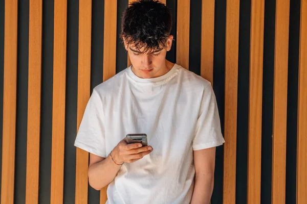Tiener Jongen Met Mobiele Telefoon Straat Muur — Stockfoto