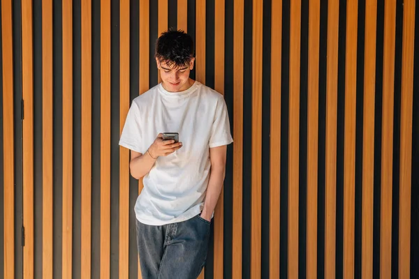 Tiener Jongen Met Mobiele Telefoon Straat Muur — Stockfoto