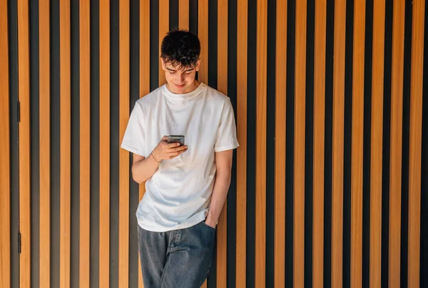 Έφηβος Αγόρι Κινητό Τηλέφωνο Στον Τοίχο Του Δρόμου — Φωτογραφία Αρχείου