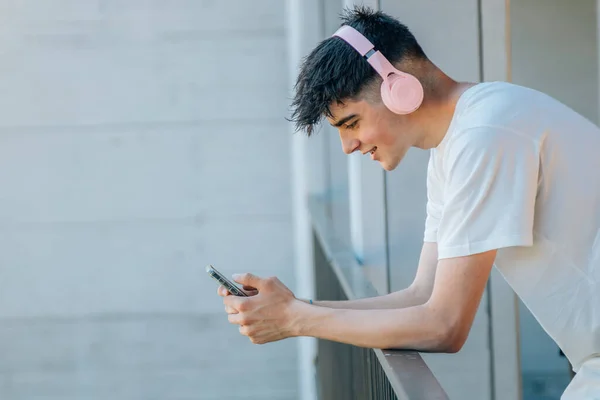 Adolescent Garçon Avec Téléphone Portable Écouteurs Sur Balcon — Photo