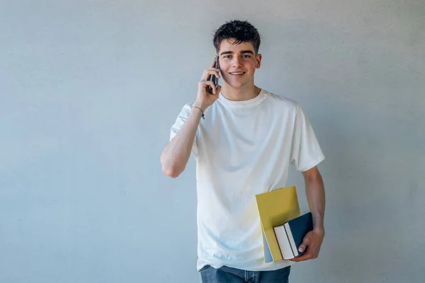 Estudante Adolescente Com Livros Telefone Celular — Fotografia de Stock