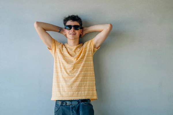 Rilassato Teen Boy Occhiali Sole Appoggiato Muro — Foto Stock