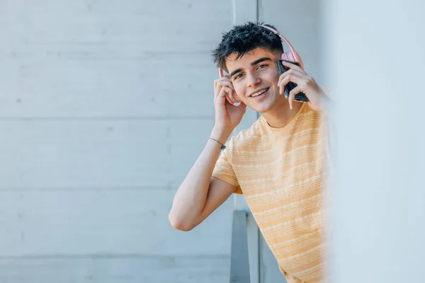 Adolescente Studente Con Cuffie Telefono Cellulare — Foto Stock